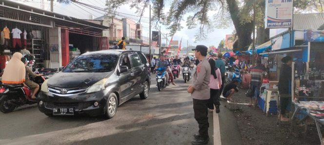 
 Urai Kepadatan Kendaraan, Polsek Ulaweng Lakukan Commanderwish di Pasar Tacipi Agar Tidak Macet