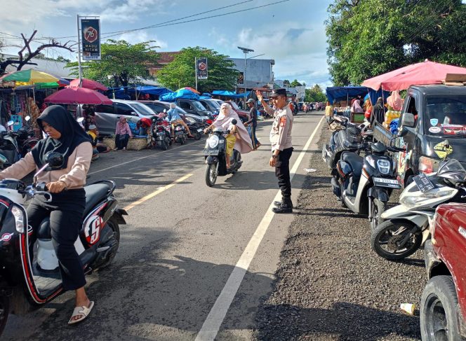 
 Personel Polsek Awangpone Polres Bone Penguatan Kamseltibcar Lantas Dipasar pacing