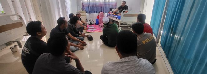 
 Wujud Peduli, Kapolsek Ulaweng Jenguk Anggotanya Yang Sakit