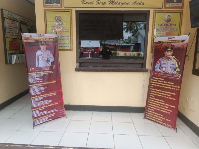 
 Polsek Awangpone Polres Bone Pemasangan Banner Program Prioritas di Mapolsek Awangpone