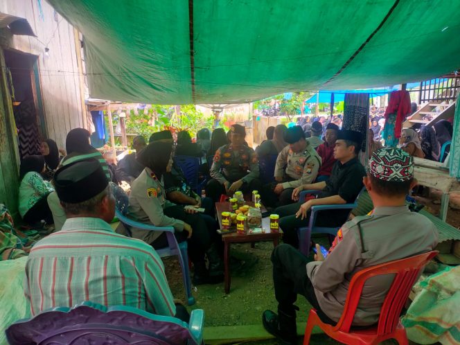 
 Kapolsek Bengo  Bersama Kasat Sabhara Polres Bone, Melayat ke Rumah Duka, Korban Kecelakaan Lalu Lintas,