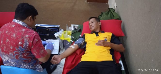 
 Personil Polsek Awangpone Polres Bone Ikuti Donor Darah di Hotel Novena