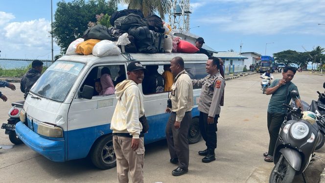 
 Dampingi Karyawan Kapal, Personil Polsek Lakukan Pemeriksaan Kendaraan