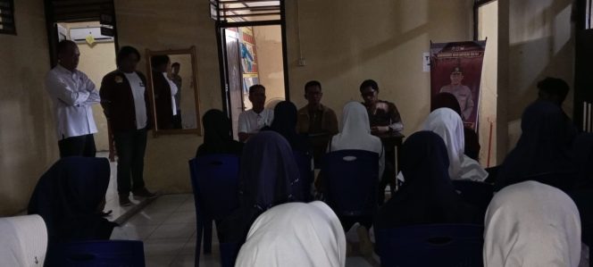 
 Kasus Viral Di Kecamatan Ajangale, Kapolsek Ajangale Mempertemukan Siswa, Orang Tua, dan Guru di Ruang Mapolsek Ajangale.