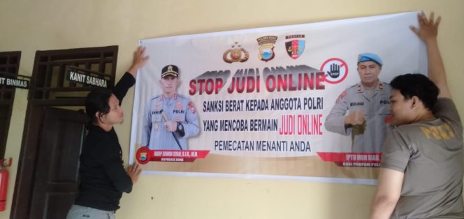 
 Kanit Provost Polsek Bengo, Pasang Spanduk Kampanye “Stop Judi Online”,