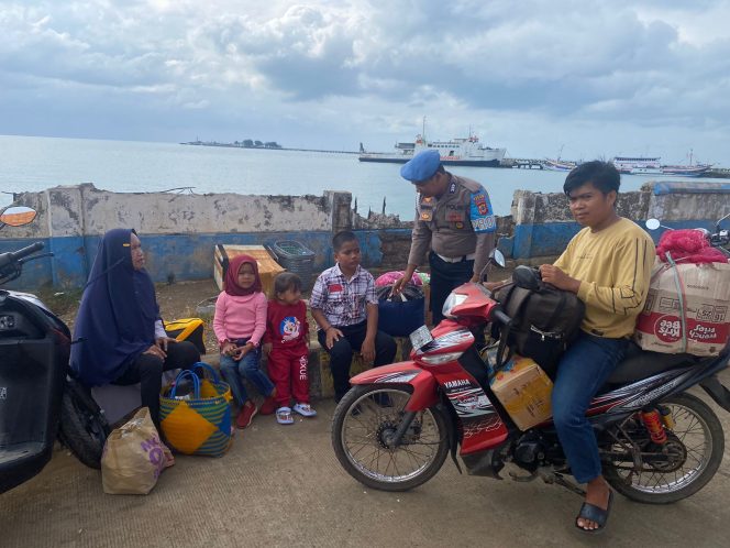 
 Padat Penumpang, Personil Lakukan Pengamanan Dan Berikan Pelayanan