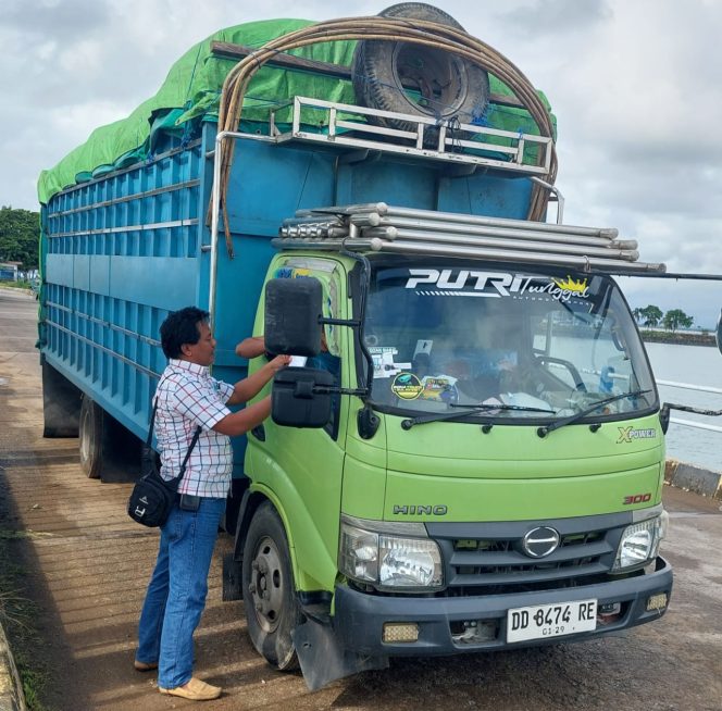 
 Periksa Administrasi Penyeberangan, Pastikan Kendaraan Yang Akan Dimuat Di Kapal Ferry Lengkap