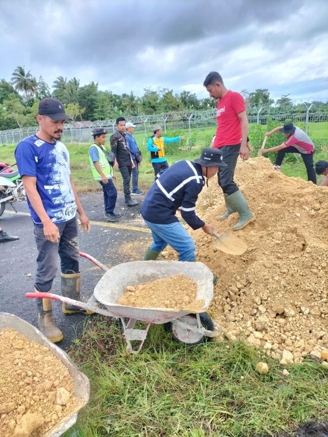 
 Kerja Bakti Bhabinkamtibmas Polsek Awangpone Polres Bone di Desa Mappalo Ulaweng