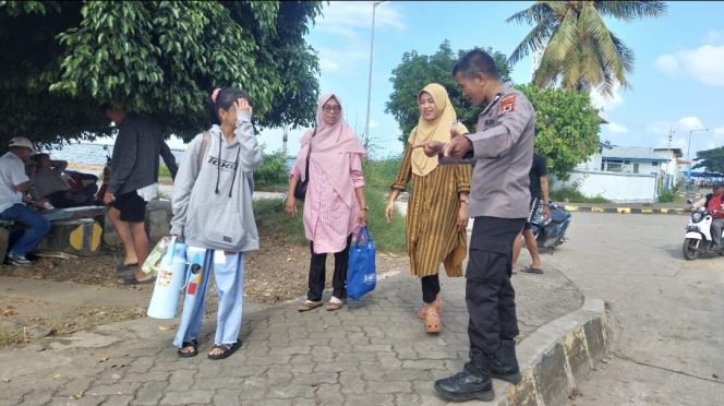 
 Beri Edukasi Keselamatan Kepada Pengguna Jasa, Ini Yang Disampaikan Personil Pelabuhan