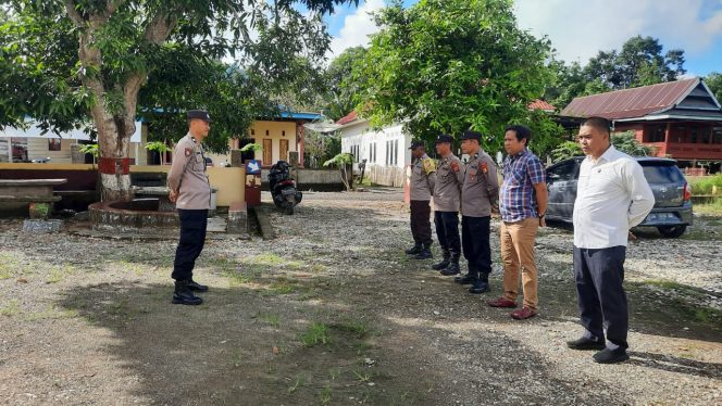 
 Kepala SPKT Regu III Polsek Awangpone Polres Bone Berikan Arahan Kesiapan Tugas di Polsek Awangpone