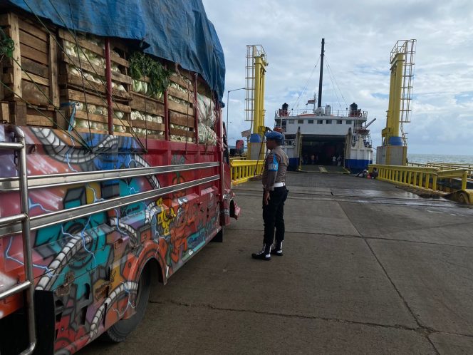 
 Cegah Muatan Illegal, Personil Lakukan Pemeriksaan