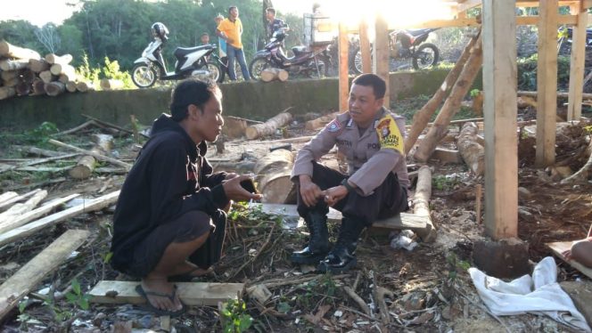 
 Bincang Kepada Warga Bripka Abustang Titip Pesan Kamtibmas, Tujuan Keamanan Polsek Tonra ,Polres Bone