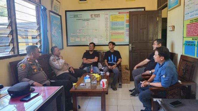 
 DI RUANGAN KAPOLSEK TONRA, BERIKAN PESAN KAMTIBMAS PADA TODSLA, POLRES BONE