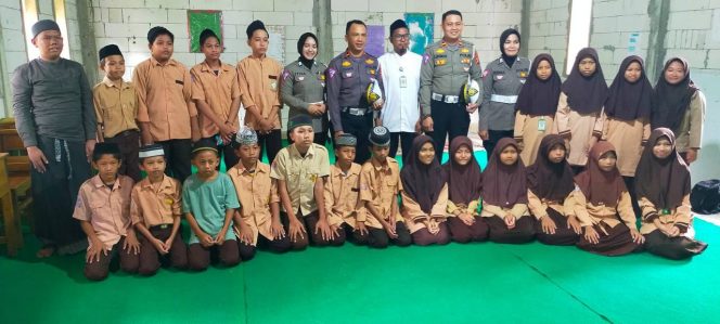 
 Jumat Berkah, Satlantas Polres Bone Gelar Baksos di SMP Al – Araf Bone