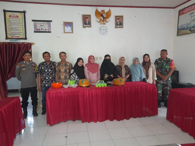 
 Bhabinkamtibmas  Hadri Sosialisasi Kampung Keluarga Berkualitas di Kantor Desa Cingkang