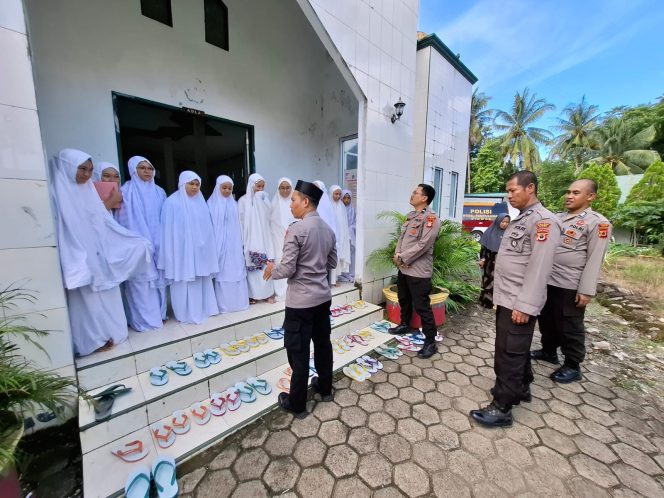 
 Cegah Pengaruh Narkoba, Satbinmas Polres Bone Gencar Laksanakan Penyuluhan di Pondok Santri Al Munawwarah