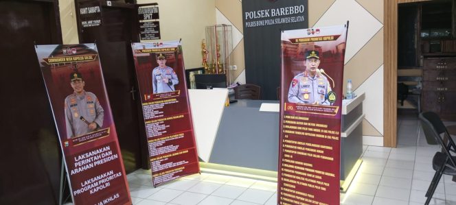 
 Polsek Barebbo Polres Bone Pemasangan Banner Program Prioritas di Mapolsek