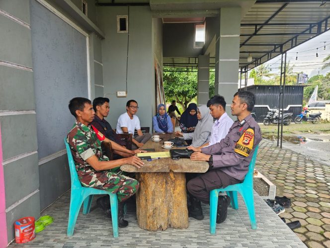 
 Bhabinkamtibmas Diskusi Persiapan Perayaan HUT RI ke-79 di Desa Talungeng