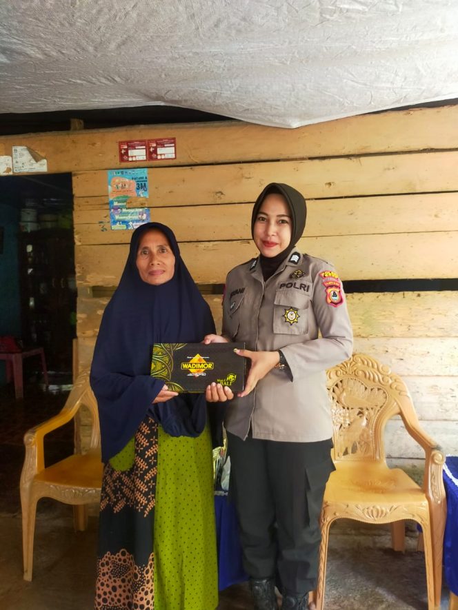 
 Silaturahmi. Sambil. Serahkan Sarana Kontak ke Warga Desa Yang Membutuhkan