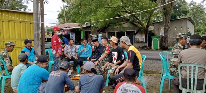 
 Duduk Santai Menikmati Minuman Saraba: Personil Polsek Barebbo, Koramil 11 Barebbo, dan Lurah Bahas Persiapan HUT Proklamasi 17 Agustus 2024