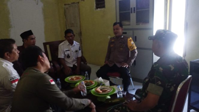 
 Melalui sambang, Bripka Saharuddin bangun komunikasi di desa 