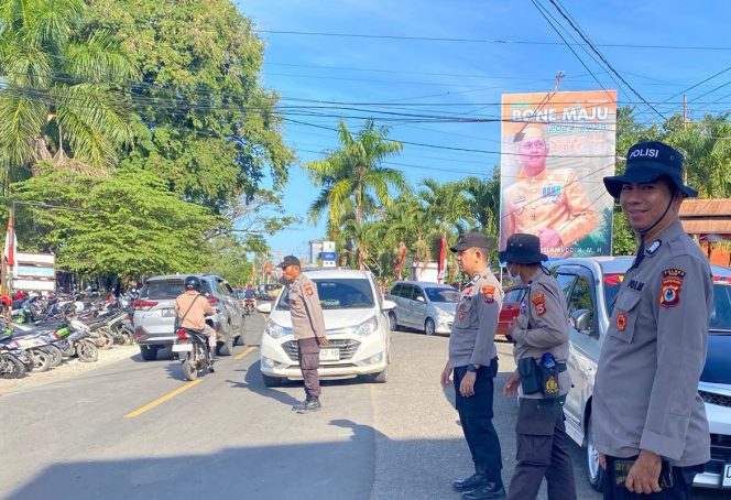 
 Polsek Tellu Siattinge lakukan pengaturan lalu lintas di Tokaseng
