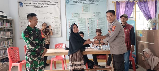 
 Bhabinkamtibmas Pastikan Kelancaran Penyaluran Bansos PKH/BPNT di Kelurahan Pallette