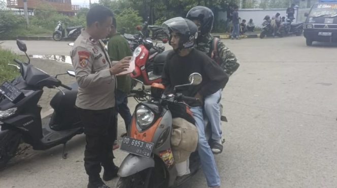 
 Pantau Langsung Keberangkatan Kapal, Personil Lakukan Pelayanan Dan Pengamanan