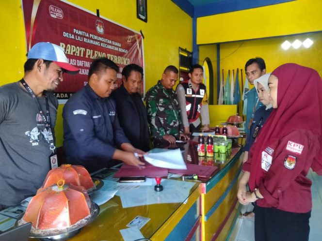 
 Bhabinkamtibmas Polsek Bengo AIPDA Andi Marfang, Hadiri Rapat Pleno Terbuka, Rekapitulasi DPHP, di Desa Liliriawang,