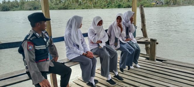 
 Bhabinkamtibmas Polsek Cenrana Berikan Pesan Kamtibmas Kepada Pelajar