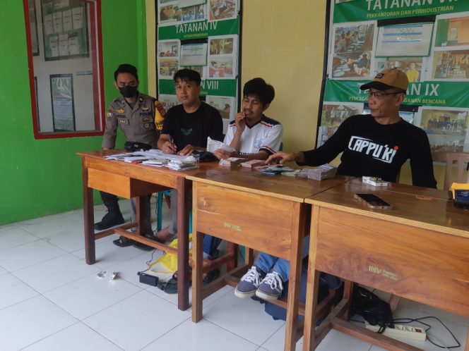 
 Bhabinkamtibmas Polsek Bengo, Hadiri Penyaluran Bansos PKH, di Desa Tungke,