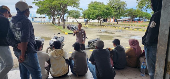 
 Temui Pengguna Jasa, Polsek Pelabuhan Lakukan Jumat Curhat Dengarkan Keluhan Masyarakat