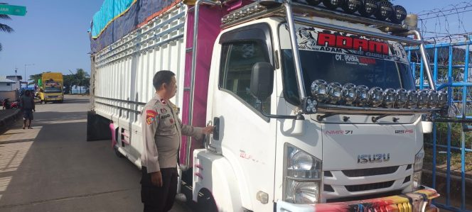 
 Temui Sopir Truck,  Pastikan Situasi Kondusif Sebelum Keberangkatan Kapal