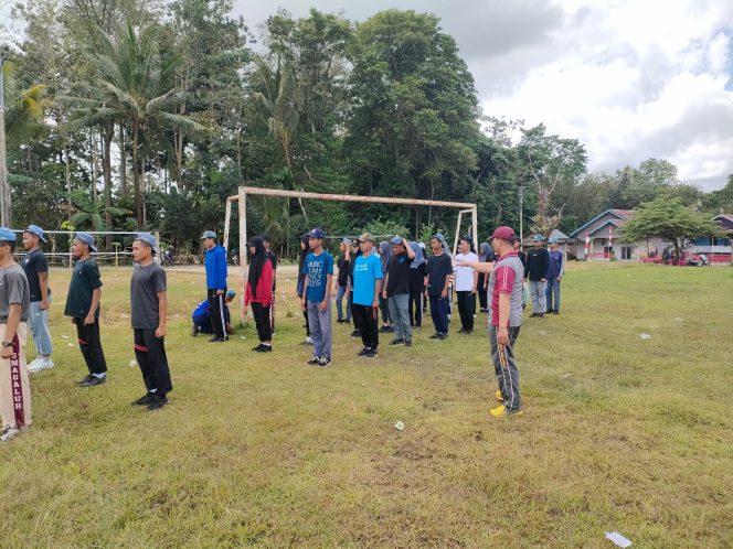 
 Kanit Binmas Polsek Palakka, Aiptu Subianto, Pimpin Pematangan Formasi Pasukan Pengibar Bendera di Kecamatan Palakka