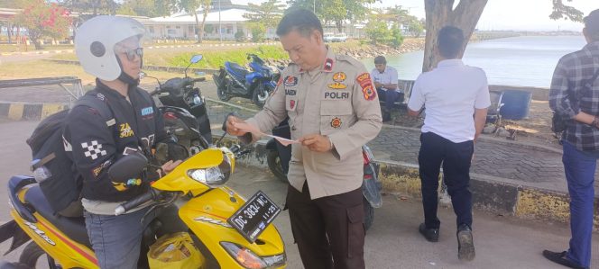 
 Dampingi Karyawan Kapal, Personil Polsek Lakukan Pemeriksaan Kendaraan 