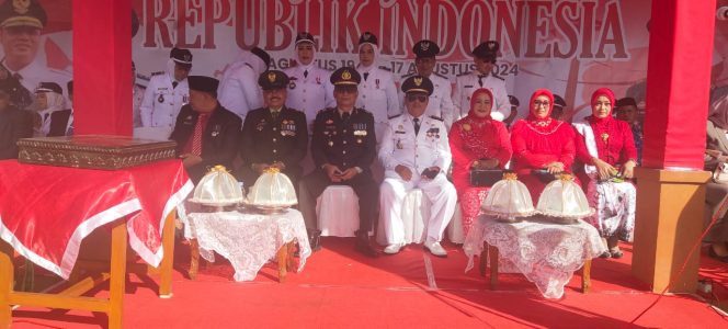 
 Kapolsek Awangpone Upacara Pengibaran Bendera Merah Putih Peringati HUT RI ke-79 di Kecamatan Awangpone