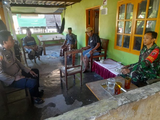 
 Personil Polsek Awangpone Tampung Keluhan Masyarakat Terkait Kesalahpahaman Antar Warga di Desa Latekko