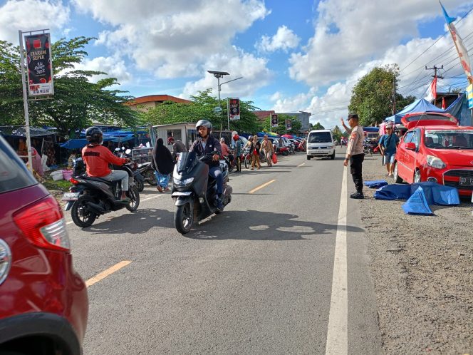 
 Personil Polsek Awangpone Polres Bone Antisipasi Kemacetan Dipasar pacing