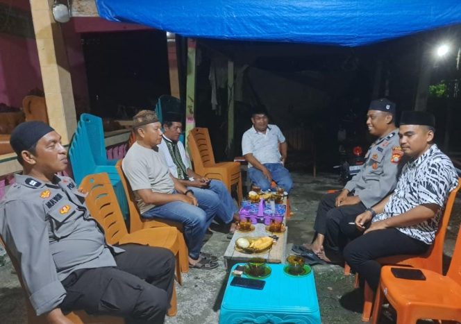 
 Anggota Polsek Sibulue Sambangi Rumah Orang Tua Kapolsek Sibulue