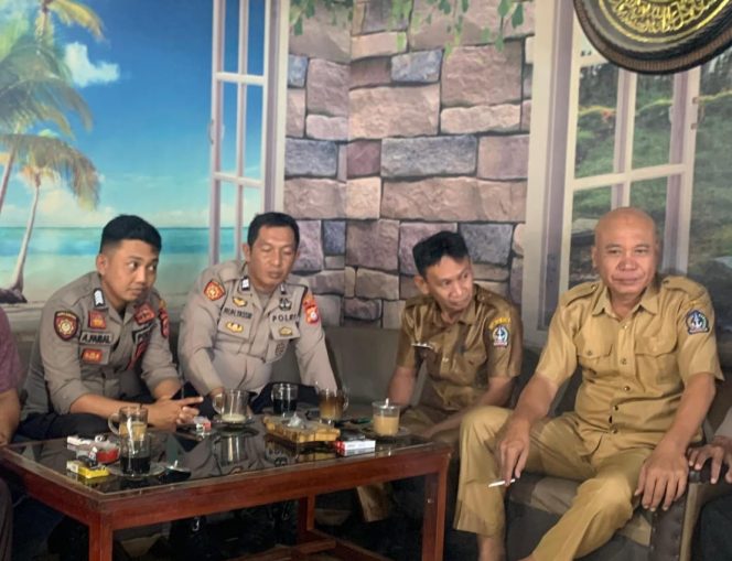 
 Bhabinkamtibmas dan Kepala Desa Ngopi Bareng di Sibulue