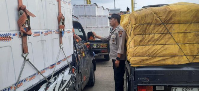 
 Cegah Muatan Illegal, Personil Lakukan Pemeriksaan