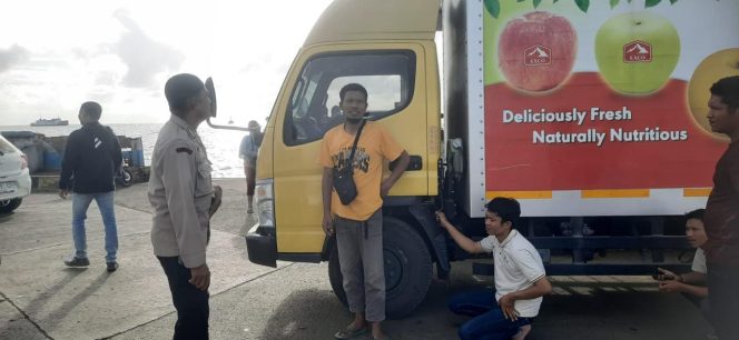 
 Bersama Sopir ,  Pastikan Situasi Kondusif Sebelum Keberangkatan Kapal