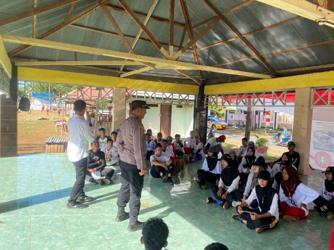 
 KAPOLSEK TONRA, BERIKAN PESAN KAMTIBMAS PADA ANAK SEKOLAH , POLRES BONE