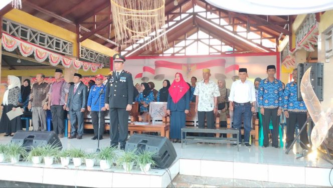 
 Iptu Ami Suandi SH, Kapolsek Tonra Irup Penurunan Bendera Merah Putih di HUT RI ke 79