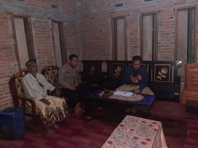 
 BHABIN BRIPKA ABD MALIK KUNJUNGI WARGANYA  ,TITIP PESAN KAMTIBMAS POLSEK TONRA, POLRES BONE