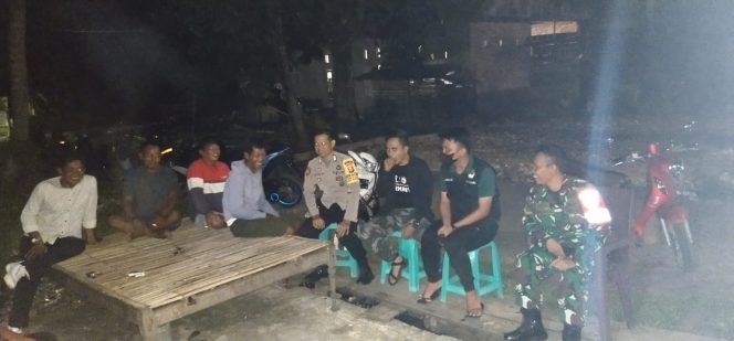 
 Bhabinkamtibmas Polsek Barebbo, Bripka Retno Tahir SH, Kumpul bersama Warga dan Berikan Himbauan Kamtibmas