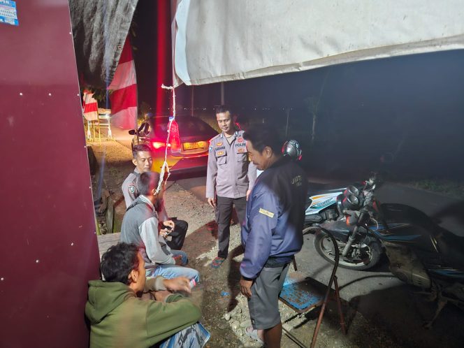 
 Jaga Kondusifitas, Polsek Barebbo Laksanakan Patroli Malam Hari