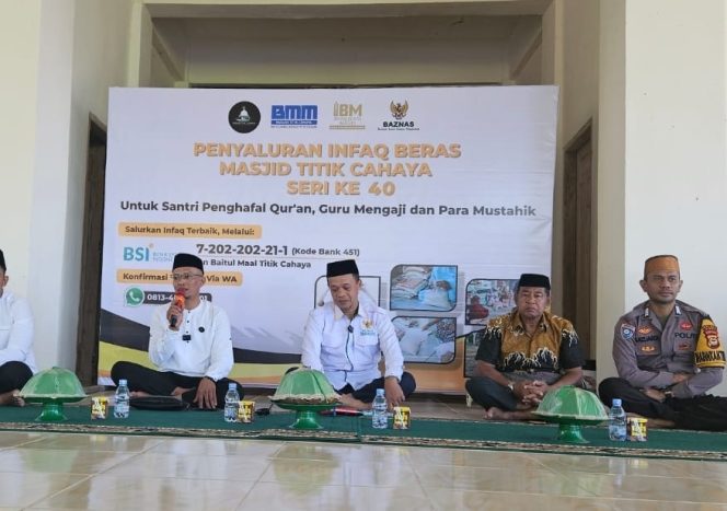 
 Bhabinkamtibmas Hadiri Penyaluran Infaq Beras ke-40 di Masjid Titik Cahaya, Lingkungan Gattareng, Kelurahan Apala