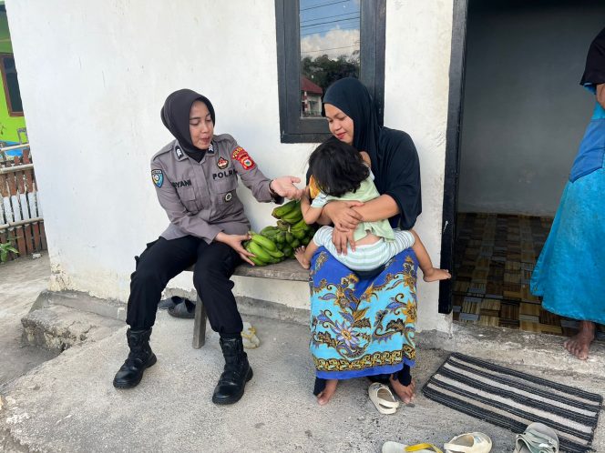 
 Bhabinkamtibmas Polsek Barebbo Brigpol Adyani Amin Subrahim, SH, Melaksanakan Giat Sambang di Desa Wollangi