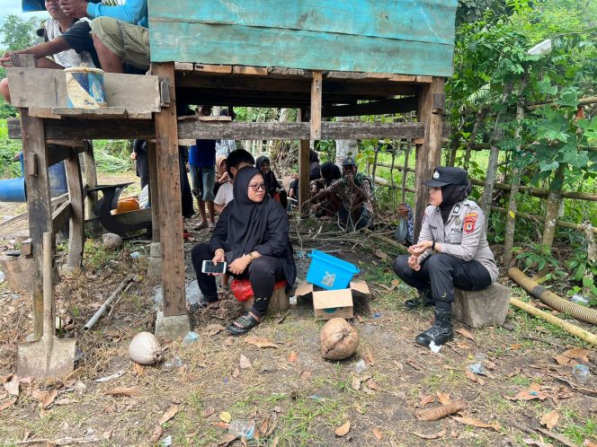 
 Dekat dengan warga, ibu Polwan Sampaikan Pesan Kamtibmas